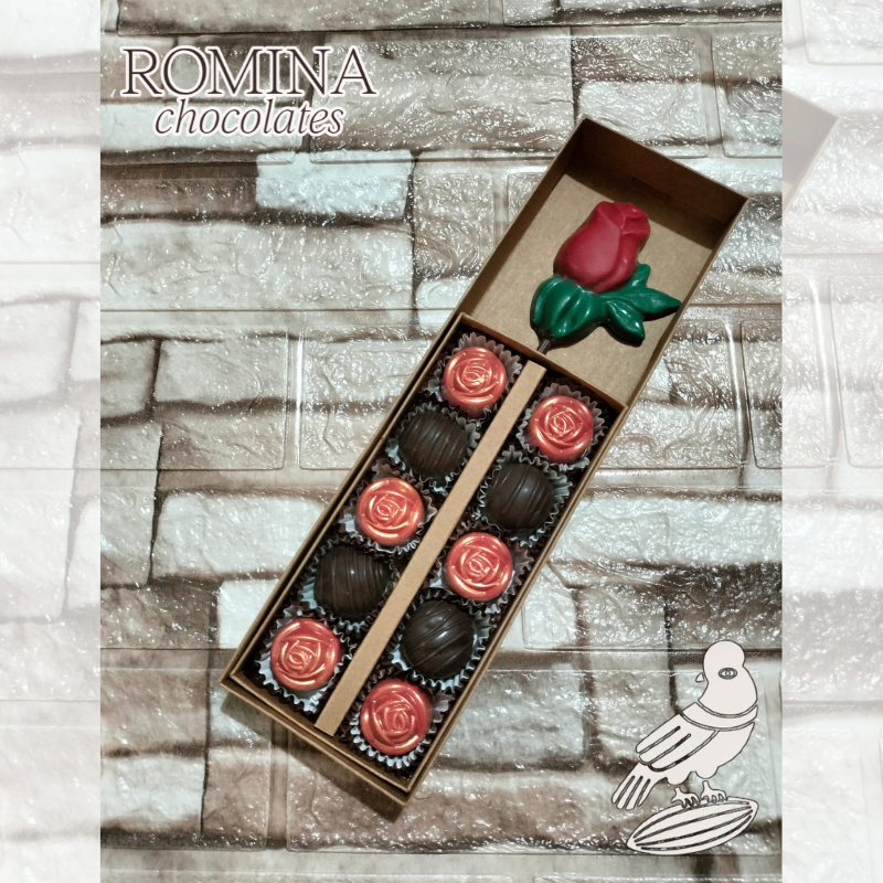Rosa de chocolate y surtido de trufas y bombones
